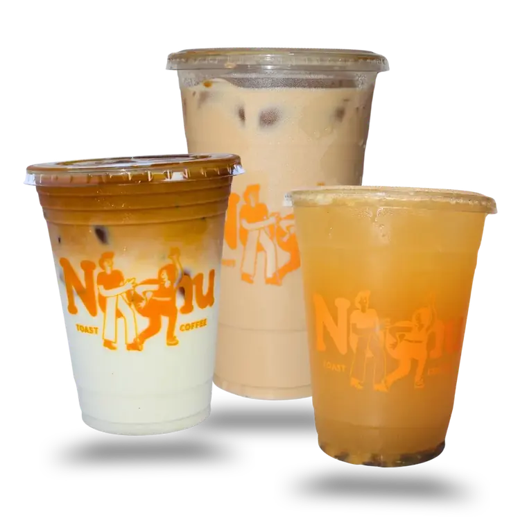 Tres bebidas frías de Nochu en vasos con el logo: un latte, un café con leche y una limonada