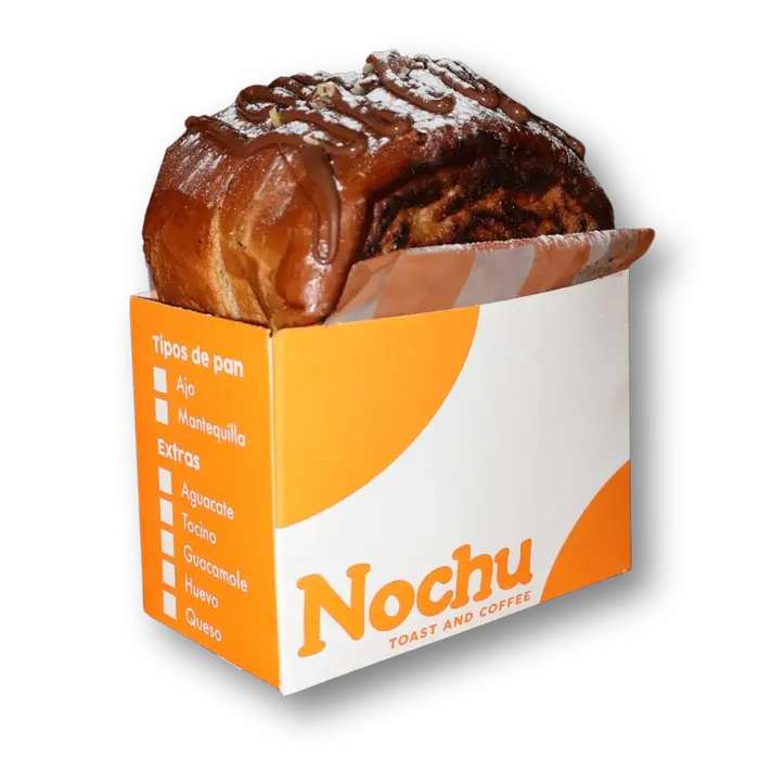 Pan dulce trenzado con chocolate y azúcar glas, servido en su caja de Nochu